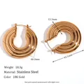 Aros de acero inoxidable bañados en oro de 18K con textura de crestas escalonadas única - Dorado