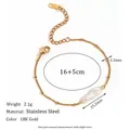 Elegante bracciale in acciaio inossidabile placcato oro con ciondolo in perla barocca naturale. - Bracciale a Catena con Sfere e Ciondolo Perla Lunga Barocca - Oro