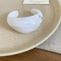 Brazalete minimalista de resina blanco crema con textura de mármol pulido fino - Blanco