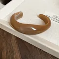 Irregular wide C-shaped resin open bracelet in caramel marble finish and glossy texture - Coffee