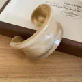 Brazalete ancho abierto con textura de mármol crema y diseño geométrico minimalista - 22# Café Claro