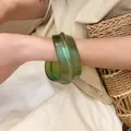 Brazalete ancho de resina verde vintage con acabado perlado usado por una modelo - 40# Verde