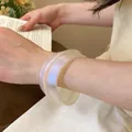Brazalete abierto geométrico grueso con acabado perlado y efecto iridiscente para mujer - 33# Blanco