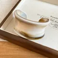Brazalete geométrico de resina con textura de mármol en crema y marrón - Beige