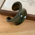 Brazalete geométrico irregular de resina verde oscuro con acabado minimalista brillante - Verde Oliva