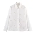 Elegante witte damesoverhemd met lange mouwen, verfijnde kanten uitsnijding en borduurwerk - XS