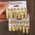 Set di orecchini dorati con perni a goccia e cerchi semitondi a trama variabile - Combinazione a due carte dorate