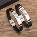 Paio di bracciali in pelle nera con piastre in acciaio inossidabile lucido su legno - Stile Personalizzato