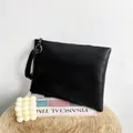 Minimalistische zwarte envelop clutch met hagedispatroon en handige polsband - Zwart