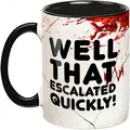 Detailansicht der 11oz Keramiktasse mit schwarzem Griff und kreativem Spruch-Aufdruck - Roter Spritzer Stil (6886-4)