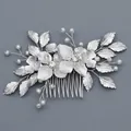 Braut-Haarkamm aus Silber mit floralen Legierungsblättern, Perlen und Glitzersteinen - Silber