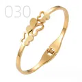 Detail van de gouden vlinderarmband van roestvrij staal met matte en gepolijste texturen - Overlappende Vlinder Holle Stijl (030)