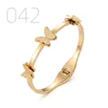 Gouden roestvrijstalen armband met matte vlinderbedels en een veilige sluiting - Gematteerde 3D Vlinder Stijl (042)