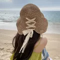 Detail der Häkeltextur vom Damen Strohhut mit weißer Spitzen-Schleife am Strand Rückansicht - M (56-58cm) / Gespitzte Spitze-Khaki