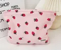 Sac bandoulière en velours côtelé rose avec imprimé fraises et fermeture zippée - Trousse à maquillage rose