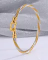 Elegante brazalete bicolor de cable trenzado con un cierre de hebilla de herradura - Hebilla de Herradura Bicolor