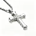 Dettaglio del ciondolo a croce d'argento con cristallo centrale e catena a sfere - Argento (Con Strass)