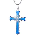 Dettaglio del ciondolo a croce blu con pietre luccicanti e catena a sfere d'argento - Blu (Con Strass)