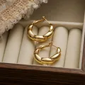 Elegante 18K vergulde chunky gedraaide oorringen voor dames op fluwelen display - Geribbelde Gedraaide Stijl (44275) / Goud