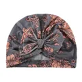 Detailansicht der Baby-Turbanmütze mit rosa Blumenmuster und grauer Schleife auf Weiß - Graues Korallenblumenmuster (D)