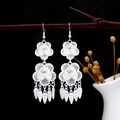 Orecchini etnici Miao in argento con nappe lunghe e disegno a fiori filigranati - E4992-2 (Nappa a Foglia Floreale a Strati) / Argento