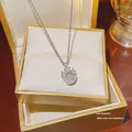 Collana elegante in acciaio al titanio con ciondolo scintillante in scatola dorata - Palco della Corona Agile (X214) / Argento