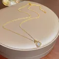 Elegante collana dorata con ciondolo hulu e cristallo scintillante dal taglio a pera - Stile a goccia d'acqua con zirconia (X009) / Oro