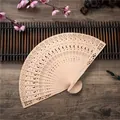 Éventail pliant chinois de 8 pouces en bois de santal avec fines sculptures laser - Motif Étoiles et Lune