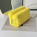 Elegante borsa da trucco in peluche giallo brillante con cerniera e morbida ecopelliccia - 17cmx10cmx10cm / Giallo