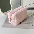 Borsa cosmetica in peluche rosa con consistenza morbida e chiusura a zip argento - 17cmx10cmx10cm / Rosa Chiaro