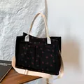 Borsa tote in velluto a coste nero con motivo a fragole e tracolla regolabile - Nero