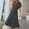 Elegante abito estivo a pois neri con maniche corte e design a vita elasticizzata - S / Nero