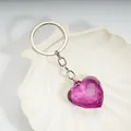 Faceted magenta heart crystal keychain with silver link chain on white shell tray - Deep purple / Silver