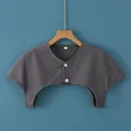 Dunkelgrauer Thermo-Schulterwärmer mit Knöpfen am Kleiderbügel vor blauem Hintergrund - M (80-110 Jin) / Dralon Rundhals (Schwarz-Grau)