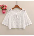 Gros plan sur le motif de dentelle florale du gilet blanc d'été à manches évasées - M / Blanc