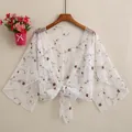 Bolero de malla blanca para el sol con delicados bordados florales rojos y lazo - M / Blanco