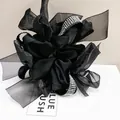 Detalle de un coletero negro de capas en satén organza con brillantes pedrería blanca - Negro