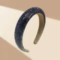 Detail van een gewatteerde hoofdband met blauwe strass-steentjes en fluwelen voering - Gradiënt Volledig Strass Gevoerde Haarband / Breedte 3cm / Blauwgrijs