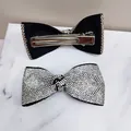 Close-up van strik haarclips met fonkelende steentjes en metalen alligator clip achterkant - Witte Strass
