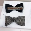 Detailweergave van de strik haarclip met strass-inleg en een metalen eendenbek clip - Geweerzwarte Strass