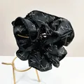 Elegante elastico in raso nero con strass a stella su un supporto in metallo - Grande / Nero Con Strass Argentati