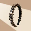 Elegante bruine geplooide haarband met kristallen, parels en een strik hanger accessoire - Smal Geplooid Kant / Strik Kristal Stijl (Koffie)