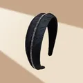 Elegante brede hoofdband van zwarte plisséstof met dubbele rij glinsterende strassteentjes - Zwart