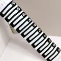 Primer plano de diez horquillas negras BB con pedrería brillante en tarjeta de marca - Cuadrado Diamantes Coloridos