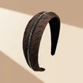 Elegante brede bruine geplooide haarband met kleine witte strassteentjes - koffiekleur
