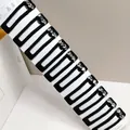 Detalle de diez pinzas para el cabello en terciopelo negro con pedrería brillante en tarjeta - Cuadrado Diamantes Grises