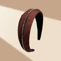 Elegante bruine geplooide stoffen haarband met een centrale glinsterende strass-strip - Bordeauxrood