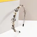 Cerchietto elegante con cristalli grigi e perle bianche su nastro di raso grigio - Stile Grigio (SY-33) / Grigio