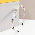 Elegante cerchietto con cristalli e perle con tessuto bianco su una scatola da esposizione - Stile Bianco (SY-33) / Bianco