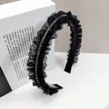Dettaglio del cerchietto in tulle nero a pieghe con strass lucidi e denti antiscivolo - Stile Strass a Tubo Tondo